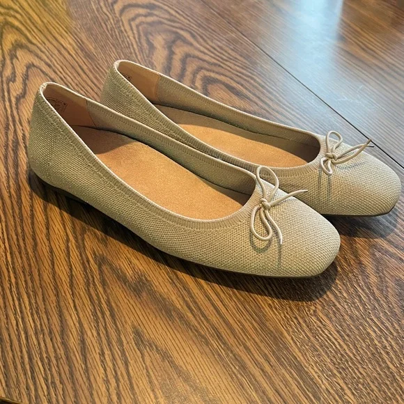 Vionic Light Gray Women's Flats with Bow - Picture 3 of 6